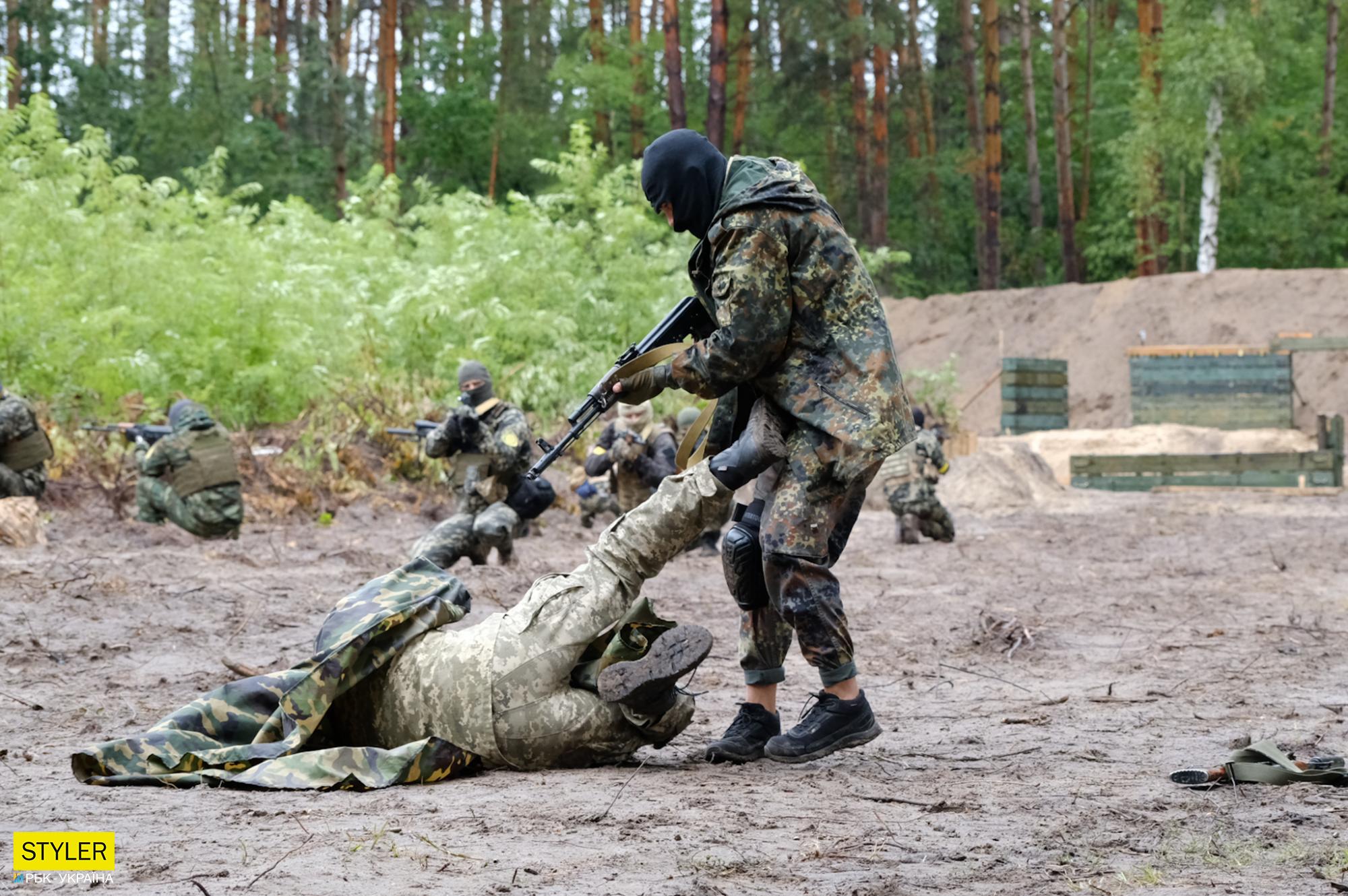 Тут ховалися 15 тисяч окупантів, а зараз тренуються бійці ТрО: сильні фото з навчального табору біля Бучі